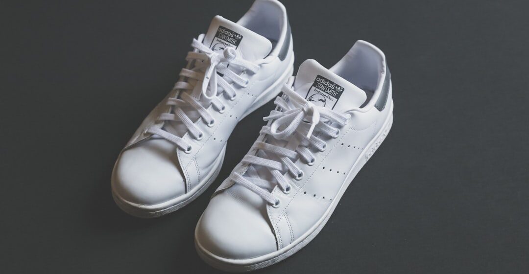 Dlaczego białe sneakersy stały się niemal uniwersalne Dlaczego białe sneakersy stały się niemal uniwersalne