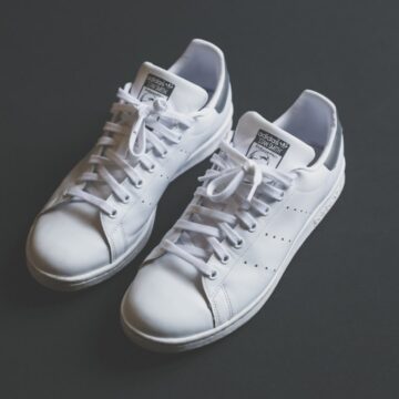 Dlaczego białe sneakersy stały się niemal uniwersalne Dlaczego białe sneakersy stały się niemal uniwersalne