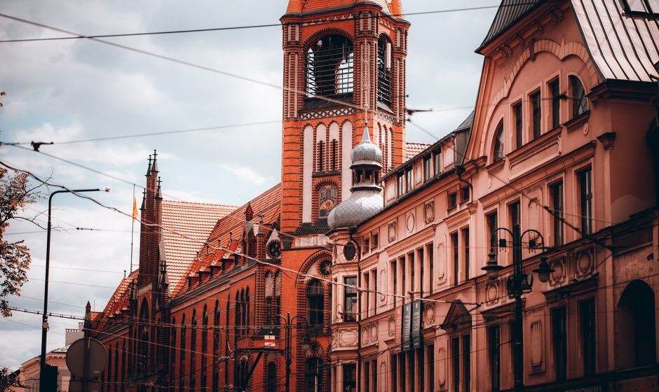 Polacy odkrywają miasta, które jeszcze niedawno omijali. Powód jest prosty Polacy odkrywają miasta, które jeszcze niedawno omijali. Powód jest prosty
