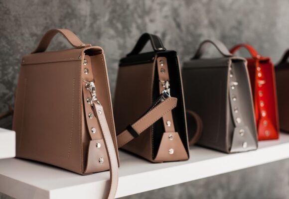 Torebka praktyczna czy efektowna? Ten wybór nie zawsze jest oczywisty Torebka praktyczna czy efektowna? Ten wybór nie zawsze jest oczywisty